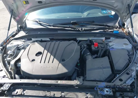 2024 Volvo S60 B5 Core Dark Theme z USA, uszkodzony, nr VIN 7JRL12TK7RG323146